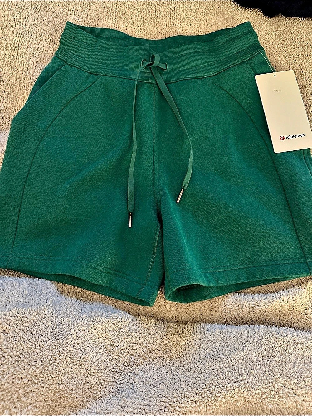lululemon Scuba High-Rise Short 5" 5" Shorts in Green Size 4 NWT. Flaw on back